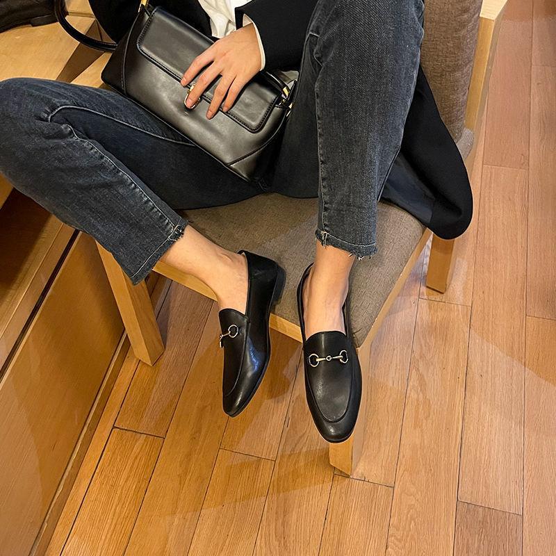 

2025 новая весенняя женская обувь черные кожаные лоферы с пряжкой в виде лошади универсальные маленькие кожаные туфли на плоской подошве 34 чёрный