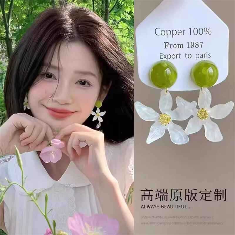 Summer Mori small fresh white flower earrings women s light luxury niche design fashion sweet temperament stud earrings