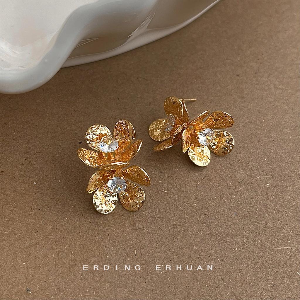 Design Metal Diamond Petal Earrings Retro Silver Needle Earrings Wholesale