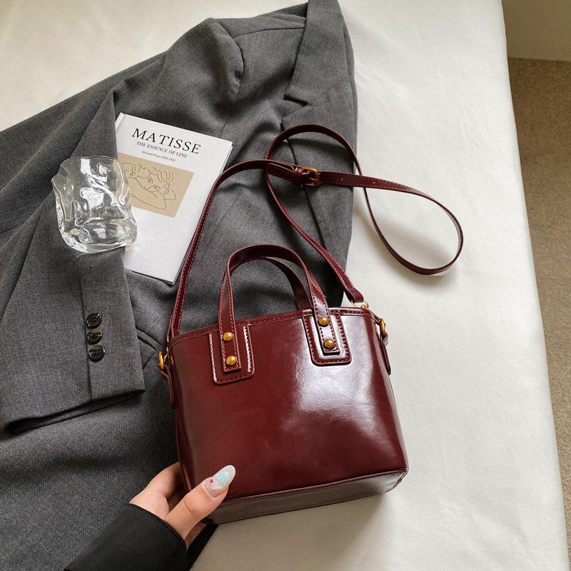 Retro handbag bag women's autumn and winter 2025 new high-end texture niche fashion versatile popular messenger bucket bag