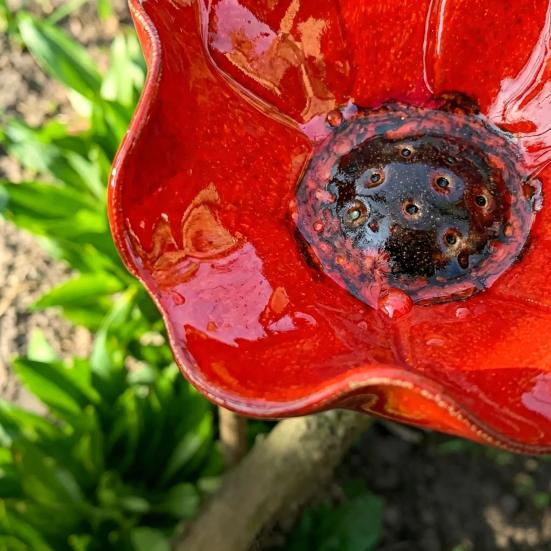 Blomsterstolpe i metall, pollinatorvänlig vattenmatare, fågelbad utomhus med stolpe, bi-vattningsstation för trädgård, gräsmatta, gårdsdekoration
