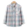 Chemise à carreaux 100% coton pour femme, manches longues, col à revers, mode printemps/automne 2026 pour mamans d'âge moyen.