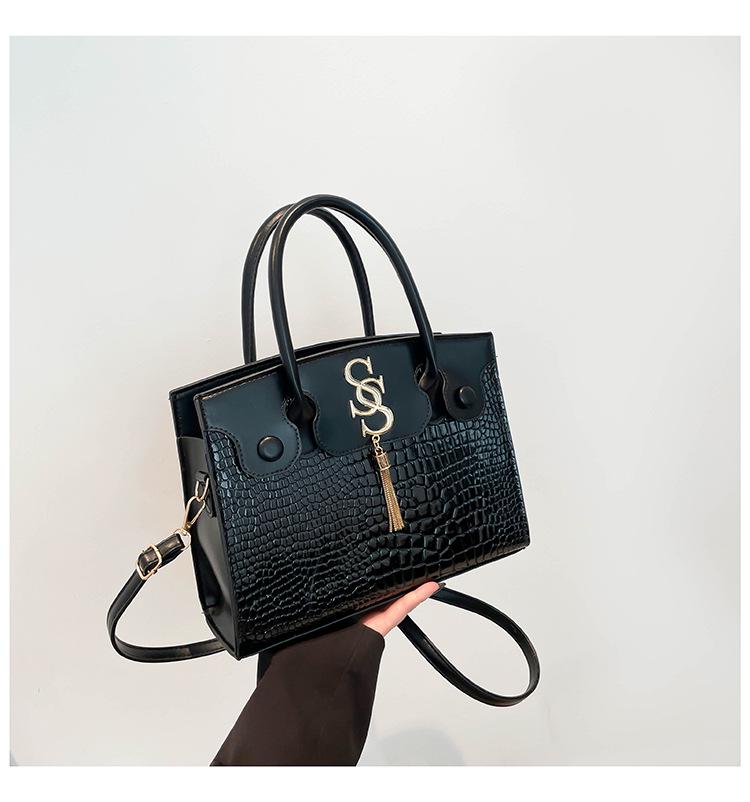 

2024 Высококачественная женская сумка с узором крокодила: Модный и универсальный для бизнеса и поездок. чёрный