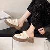 Dvě ženy nosící sandály s dutou špičkou, letní nové dírkované boty, platformové poloviční pantofle pro ženy