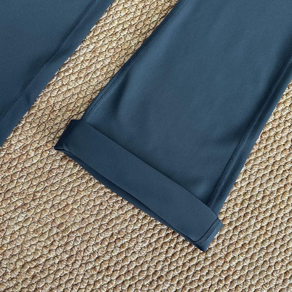 Spodnie ALO Yoga: Uczucie drugiej skóry, Wysoki stan, Podnoszące pośladki, Lekko rozszerzane, Krótkie, Modelujące sylwetkę, Elastyczne, Spodnie dopasowane do sportu i fitnessu.