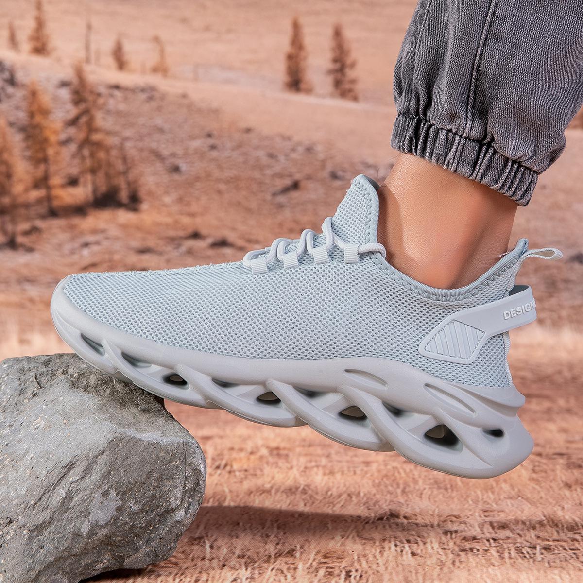 

Мужская обувь большого размера 2024 года, лето, новые дышащие сетчатые спортивные повседневные туфли с мягкой подошвой, универсальные кроссовки для бега для мужчин 39 серый