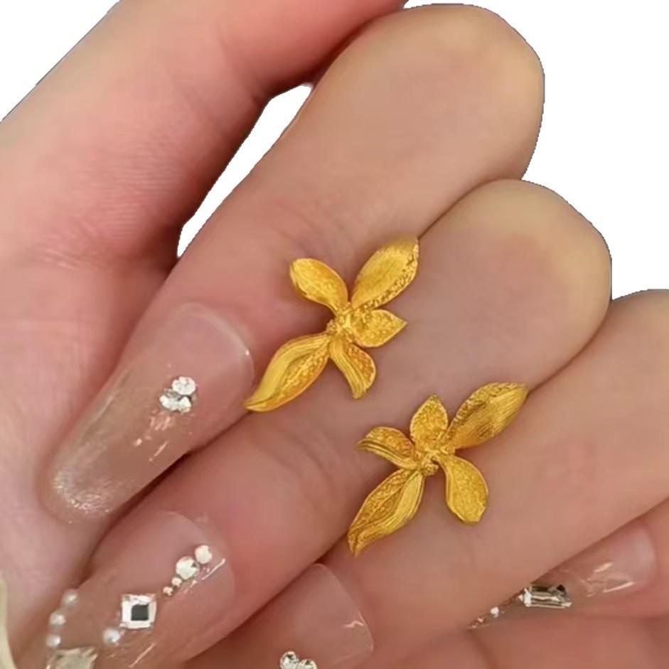 Vietnamese Golden Magnolia Flower Stud Earrings - Elegant and Versatile High-End Fashion Jewelry for Women.