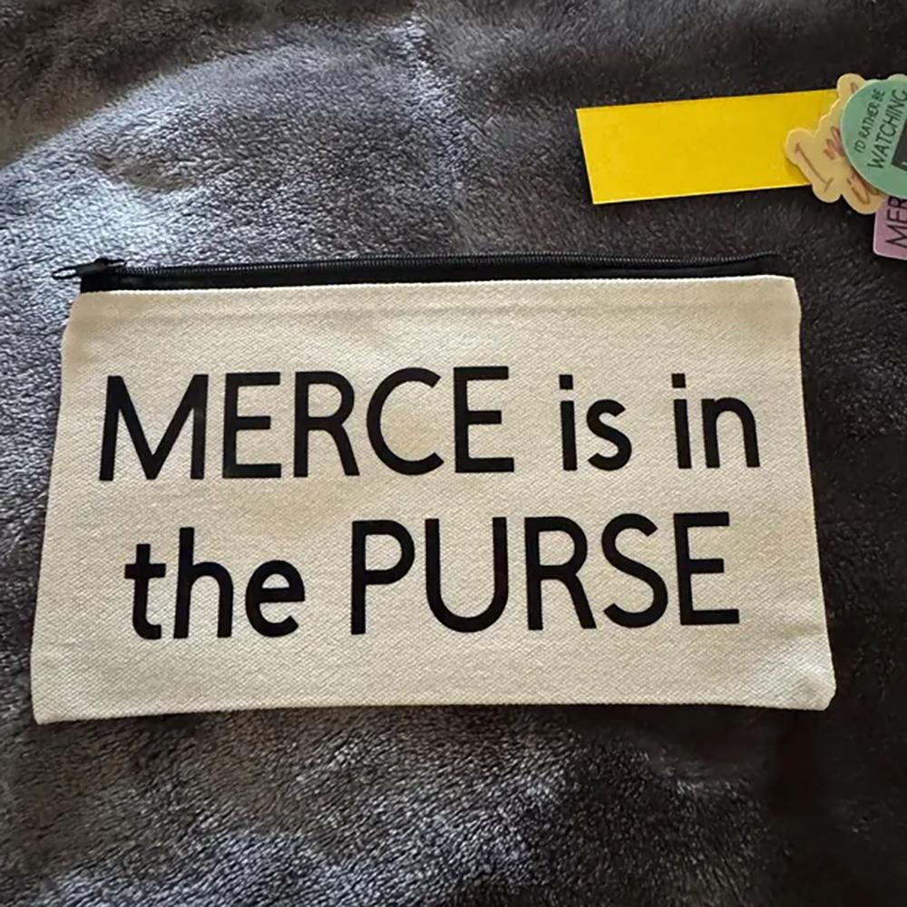 

Merce Is in The Purse RHOBH Makeup Bag Real Housewives Beverly Hills Sutton Stracke Gift Bravo Fan Funny Housewives Cosmetic Bag 15.5x22.5x4.5cm