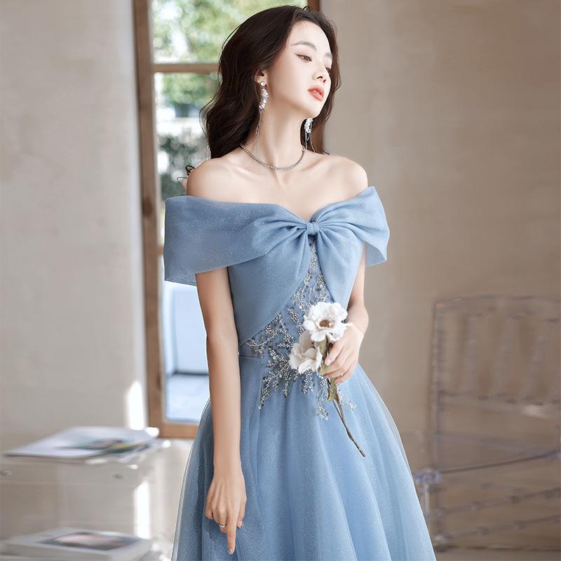 Elegante Vestido de Noche Azul de Tul Hombros Descubiertos, Vestido Largo Formal con Lazo y Pedrería para Mujer, Ideal para Bodas, Banquetes y Fiestas de Graduación