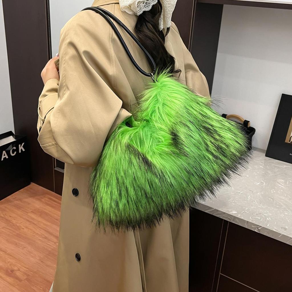 Mångsidig plyschhandväska i fuskpäls: Trendig axelväska för kvinnor