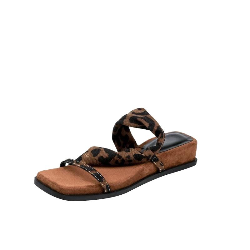 

Два носят тапочки на квадратной подошве с утолщенной подошвой, обернутые пляжными шлепанцами для отпуска, женские сандалии для улицы, лето 40 цветной печати леопарда