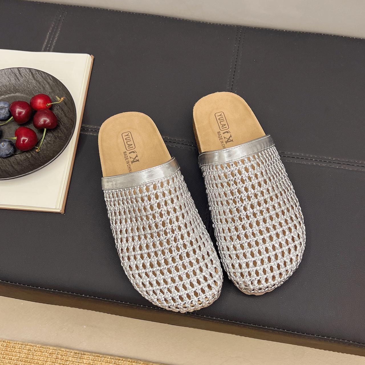 

Полые дышащие универсальные 2025 модные новые женские летние пляжные крутые шлепанцы на толстой подошве с закрытым носком, полушлепанцы с одним ремешком 40 серебряный