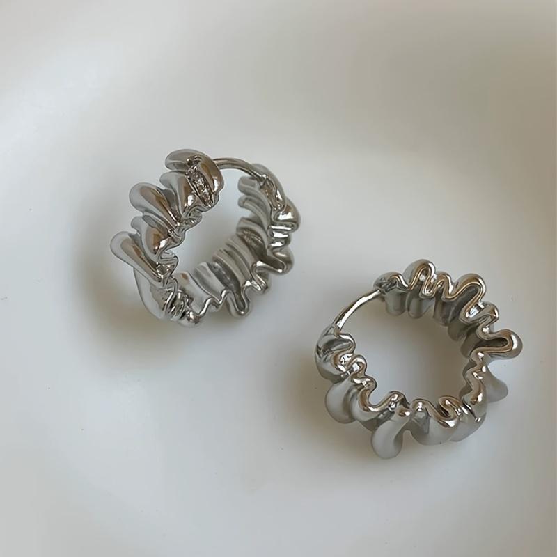 

A Pair of Elegant Stylish Irregular Pleated Circular Earrings for Ladies – Unique Design, Perfect for Daily Wear, Vacation & Holiday Gift