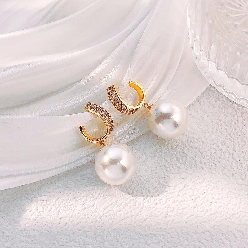 Autumn-Winter 2023 Women's French Pearl Stud Earrings: Unique, High-End Design