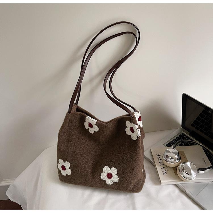

Korean version of foreign gas tote bag women s 2025 new niche design woolen shoulder bag for work commuting underarm bag tide темно-коричневого