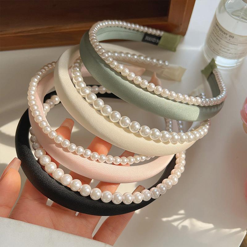Stylish, Elegant, and Gentle Pearl Headband, A Versatile and Sophisticated Hair Accessory for Women, Perfect for Any Occasion.