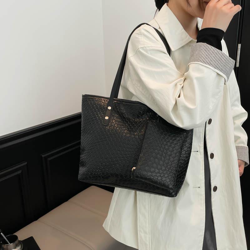 Oversized Fashion Bag With Polyester Lining And Double Shoulder Straps For Daily Wear