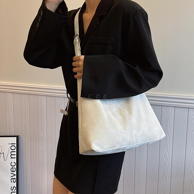 Stylish Pu Shoulder Tote Bag For Women With Ample Capacity For Daily Use In Various Colors