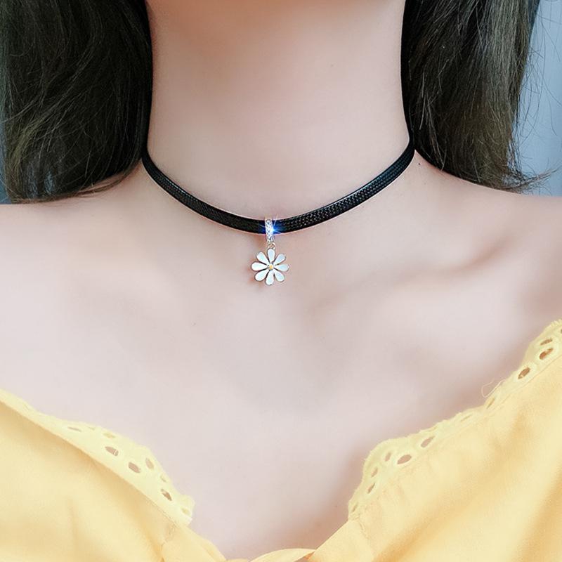 Daisy Necklace, Women's Collarbone Chain, Ethereal and Simple Style, Black Leather Rope Necklace