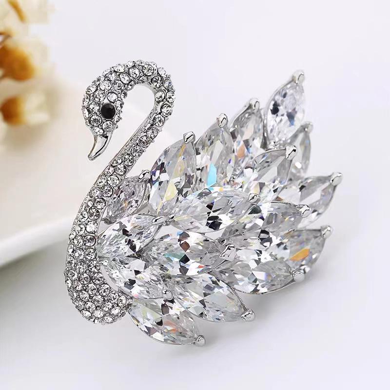 Crystal Swan brooch, high-end and sophisticated, niche, small fragrance, retro chest flower, Korean version, anti glare, pin clothing accessories