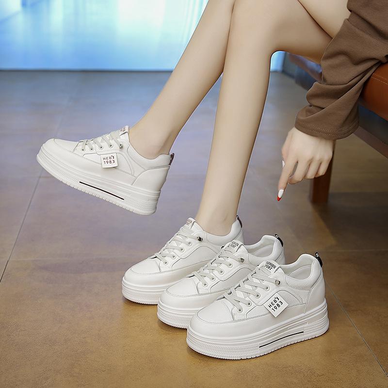 Damenschuhe mit Absatz, dicke Sohle, 2025 beliebt, kleiner Mann, vielseitig, Sommer, Einslipper, neu, Frühling und Herbst, weiches Leder, kleine weiße Schuhe wo