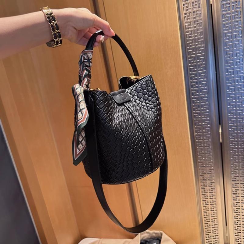 

Плетеная сумка-ведро, стильная и универсальная женская сумочка, является одноплечевой сумкой через плечо.