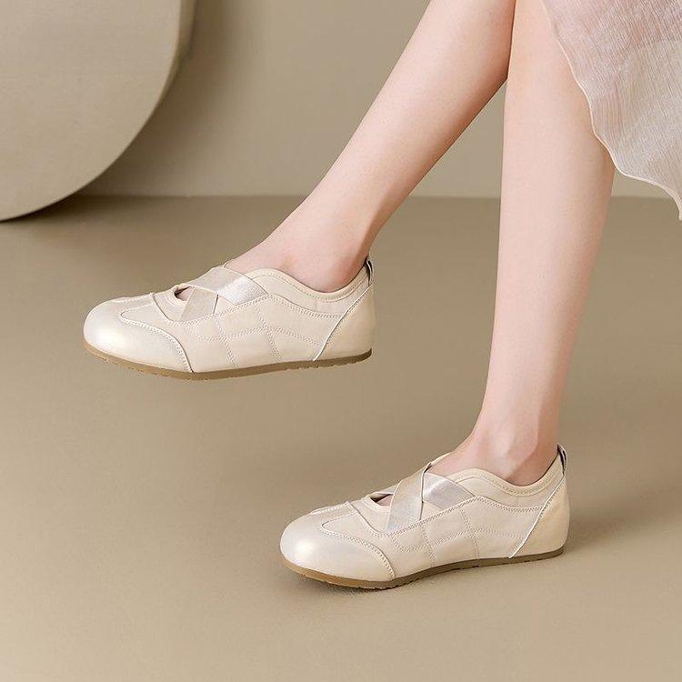 New Chinese ballet style little white shoes women 2025 popular new popular streamer style ins trendy cool versatile single shoes