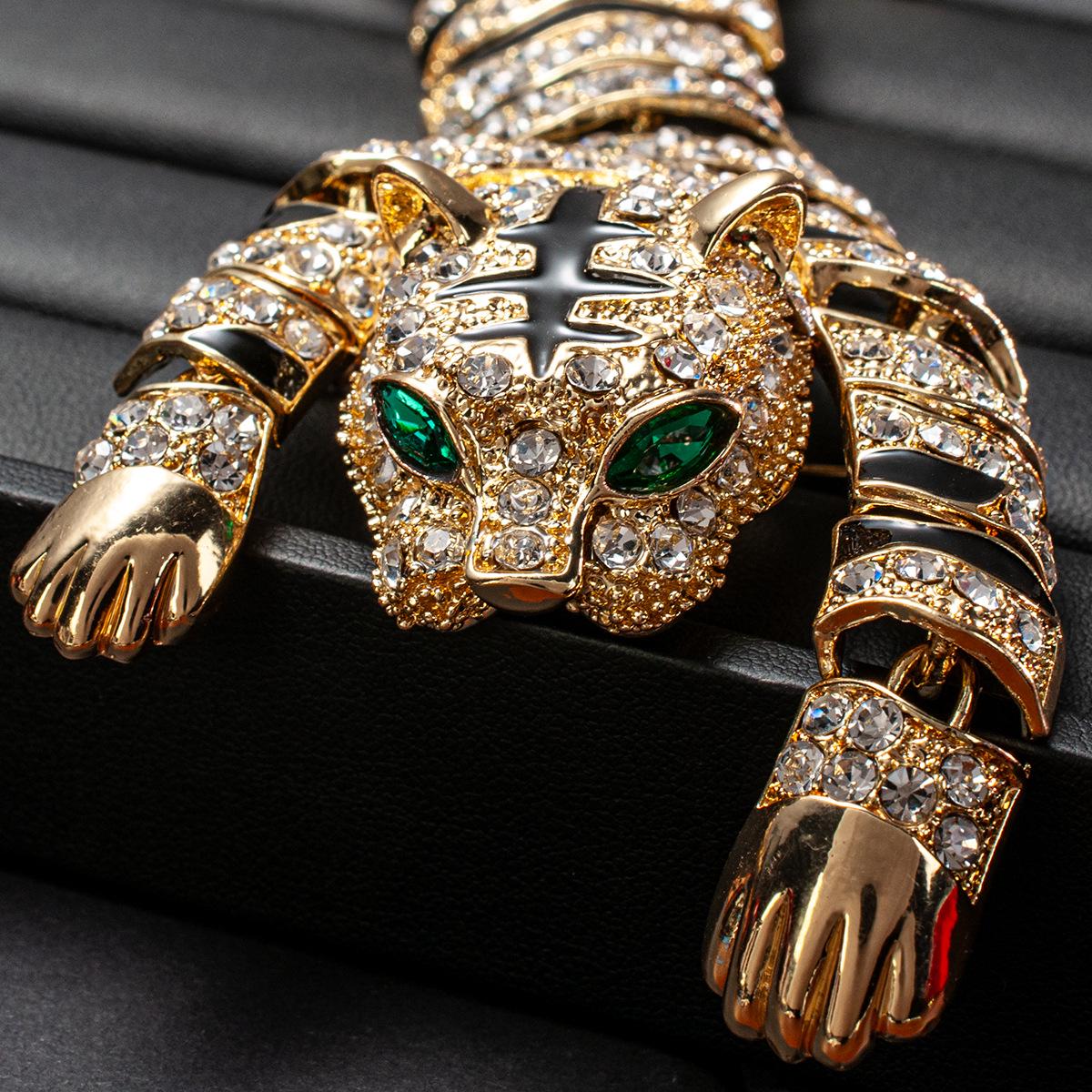 

«Роскошная ретро-брошь в виде северо-восточного тигра с отделкой из сплава, бриллиантов и капель масла»