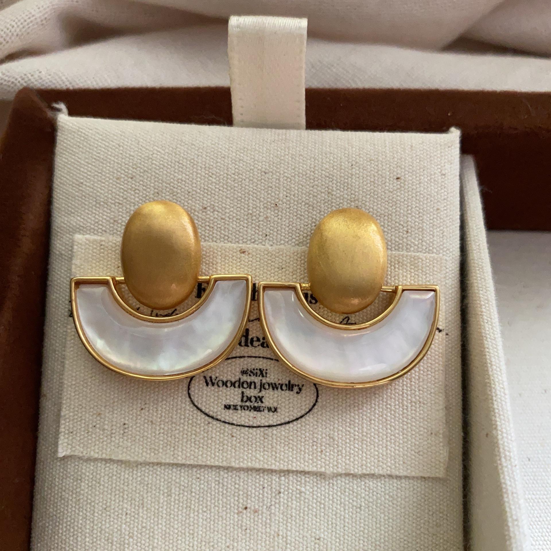 

Gold and silver brushed fritillary stud earrings oval fan-shaped light luxury premium French retro elegant versatile fan earrings