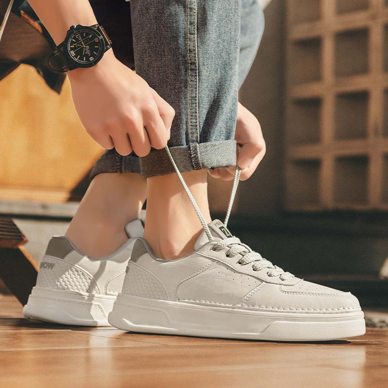 Herrenschuhe 2025 neuer Frühlingstrend, hochwertiger Sinn vielseitige weiße Schuhe, Sport- und Freizeit Leder Board Schuhe mit dicker Sohle und Höhenvergrößerung