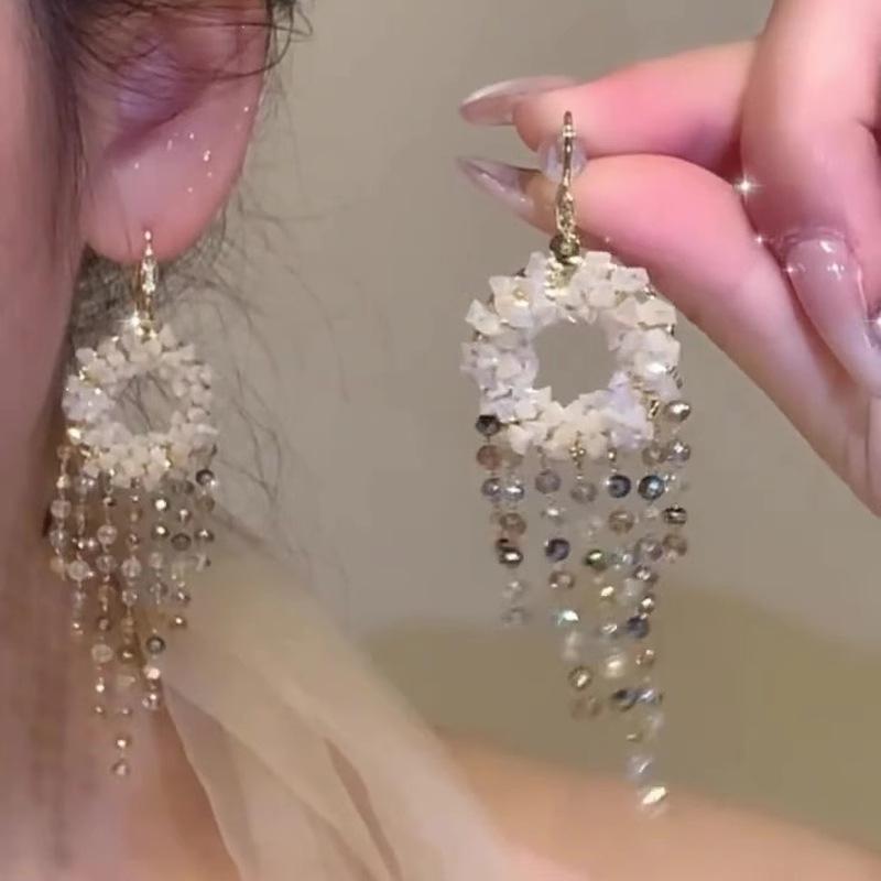 

Стеклянные циркониевые серьги с неровной бахромой, элегантный темперамент, универсальные крючки для ушей, нишевые, легкая роскошь, высококлассные серьги