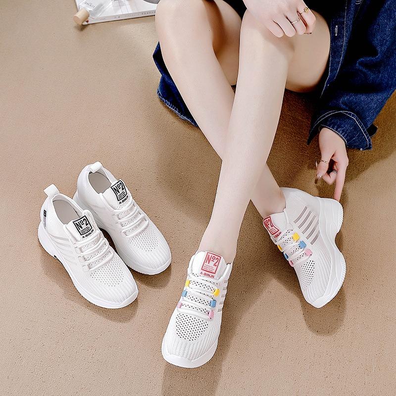 Wiosenne i letnie damskie buty nowe buty wszechstronne buty muffin na grubej podeszwie wewnętrzne zwiększenie wysokości damskie buty sportowe małe białe buty siateczkowe buty