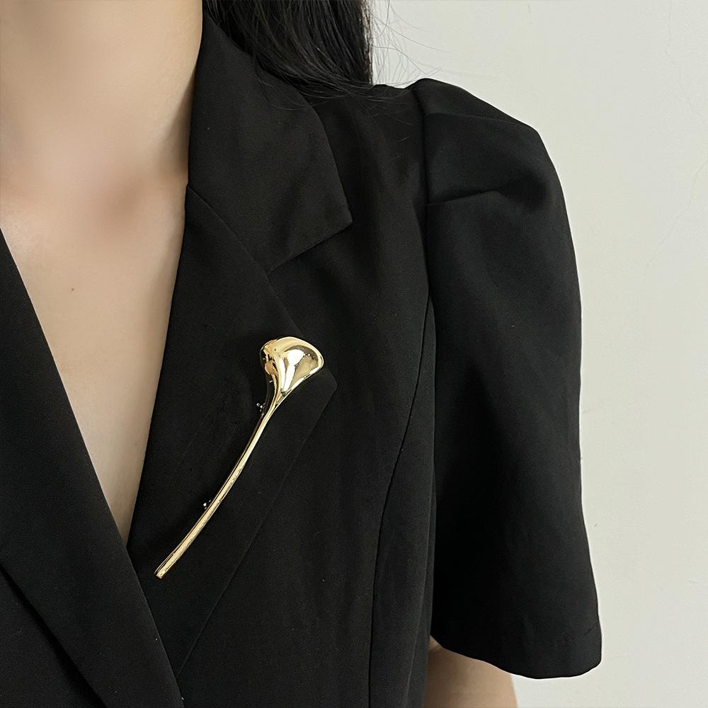 Stylish Retro Metal Leaf Brooch: Trendy Lapel Pin with Versatile Design