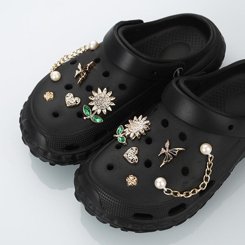 Set di Ciondoli Scarpe Cuore Girasole Lucido Moda Estiva Catena di Perle Zoccoli Sandali Accessori Decorazioni Scarpe Staccabili Fai da Te