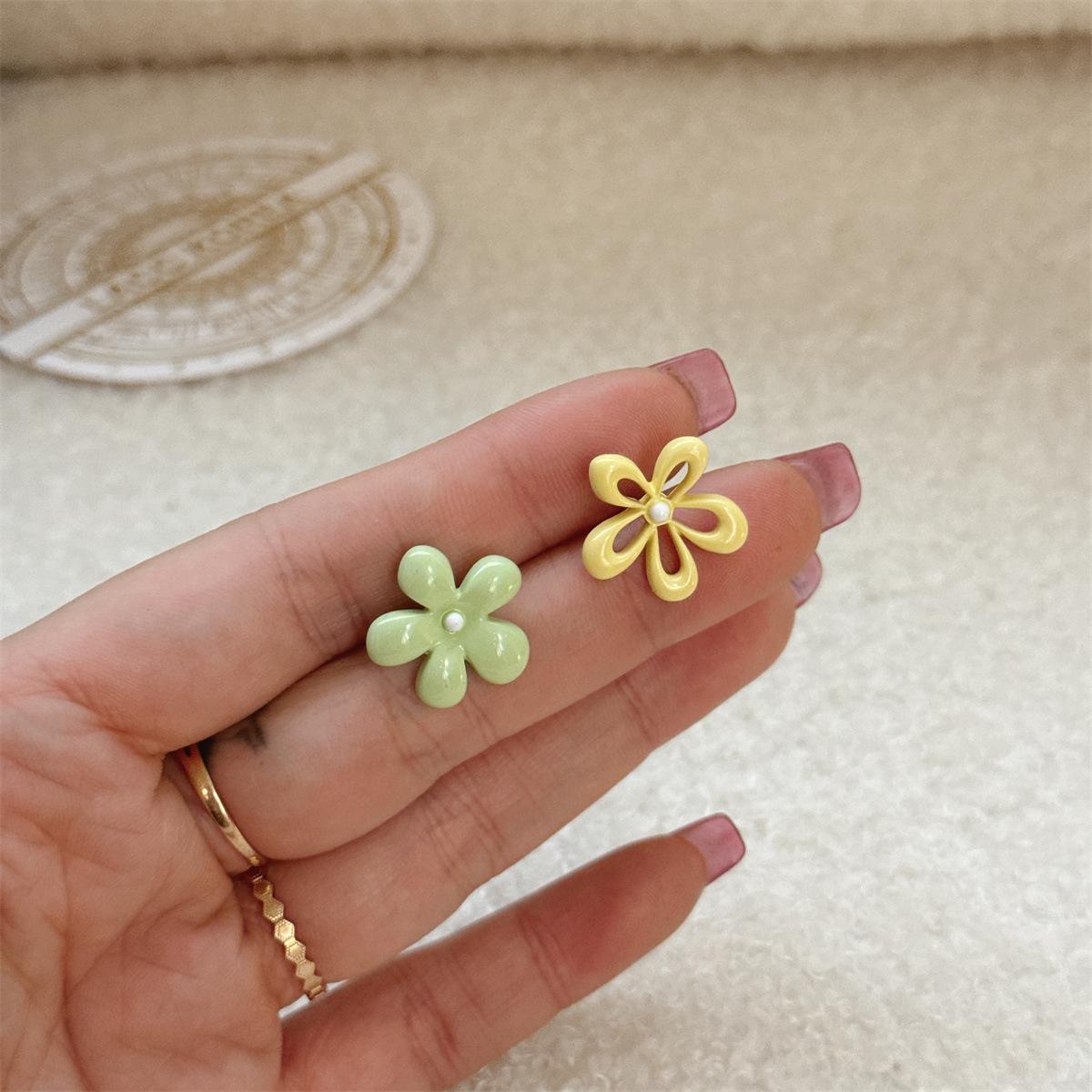 

Серьги-пусеты в виде цветов контрастного цвета, простые и милые, маленькие свежие серьги, модные летние асимметричные серьги