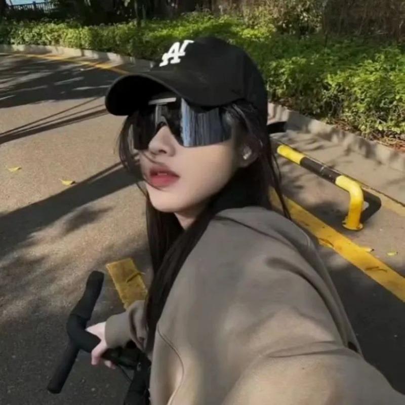 Cyberpunk Style Oversized Windproof Goggles Suitable for Outdoor Sports Such As Skiing, Cycling, and Hiking