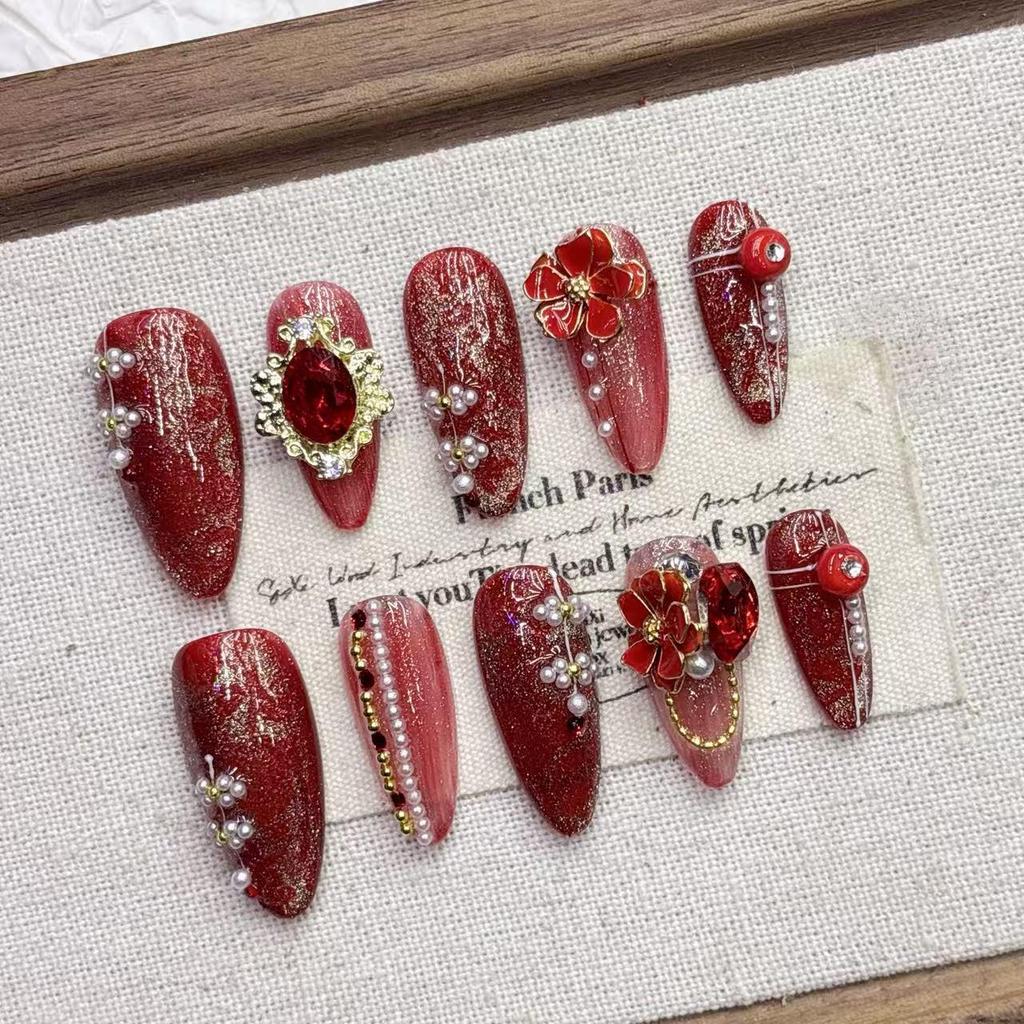 Red Cat Eye Short Almond Manicure: Handmade High-End Fake Nail Tips for New Year