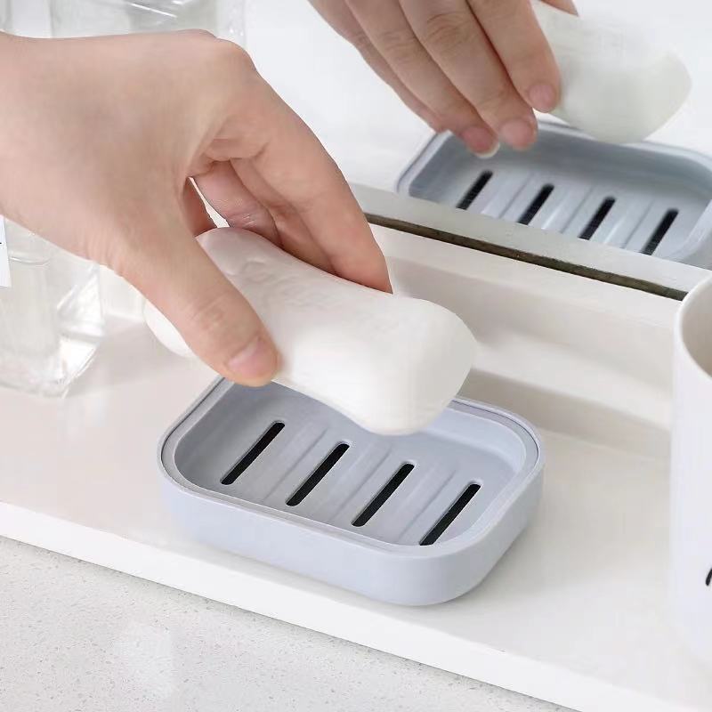 2 Square Thickened Portable Soap Boxes Plastic Soap Boxes Drain Soap Tray Family Bathroom Soap Box Cover for Easy Travel