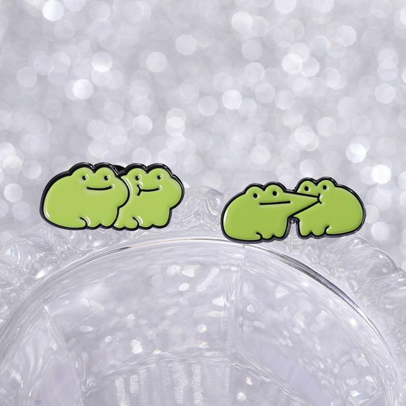 Adorable Frogs Lover Enamel Pins Cartoon Froggy Kiss Brooches Lapel Badges Kawaii Animal Jewelry Gift for Friends