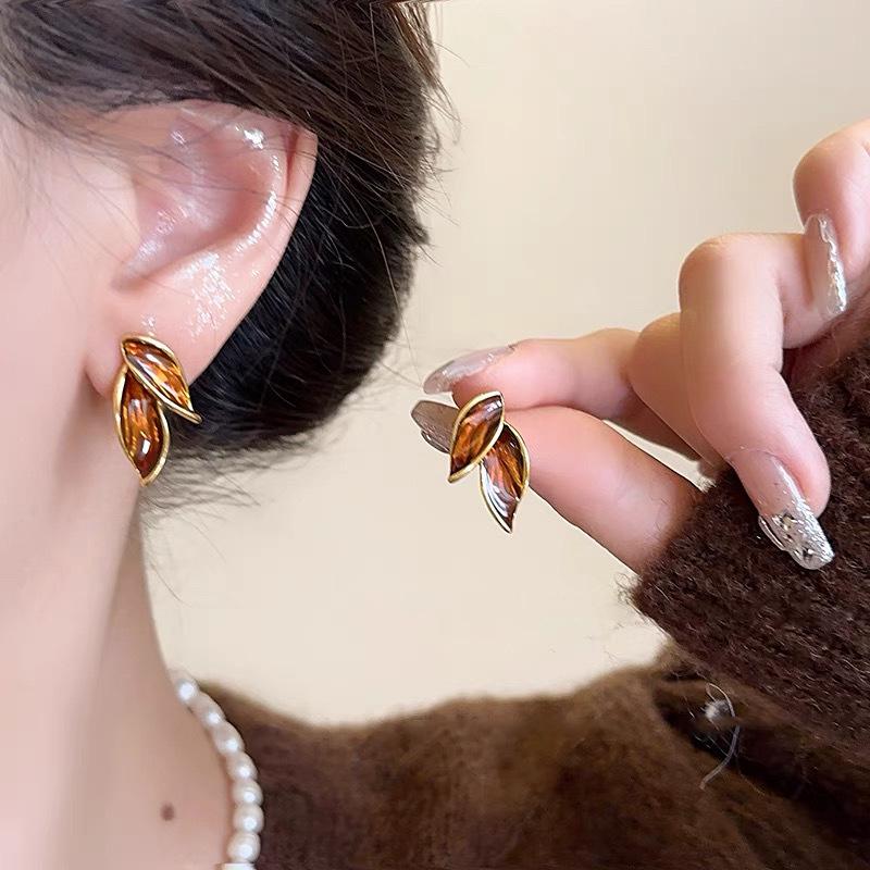 2024 Retro Amber Brown Women's Stud Earrings: High-End, Light Luxury, Niche Hong Kong Style