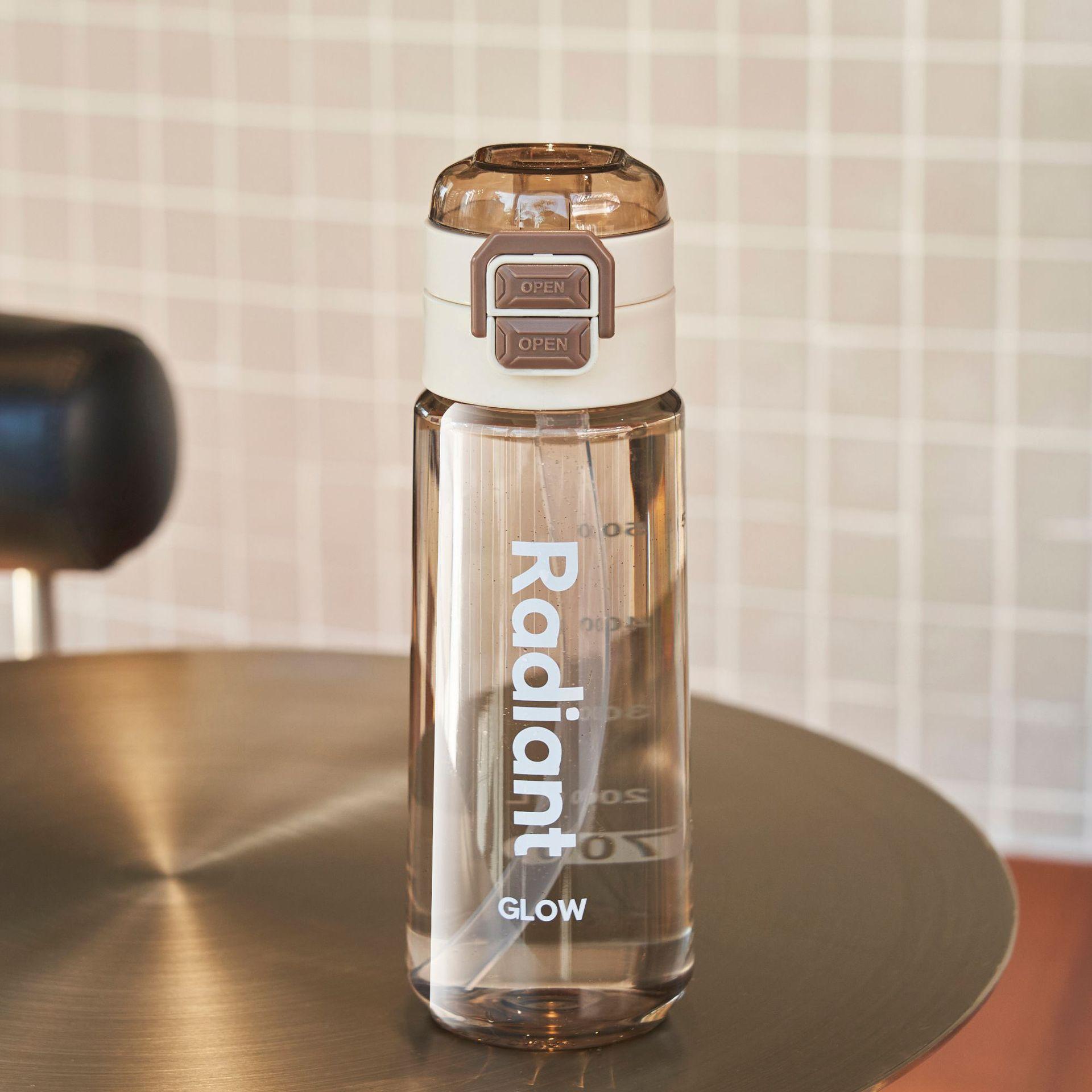 

Двойной стакан для питья портативный для улицы летний пластиковая бутылка для воды высокая ценность спортивная бутылка для воды откидная крышка стакан с соломинкой для мужчин и женщин 550ml