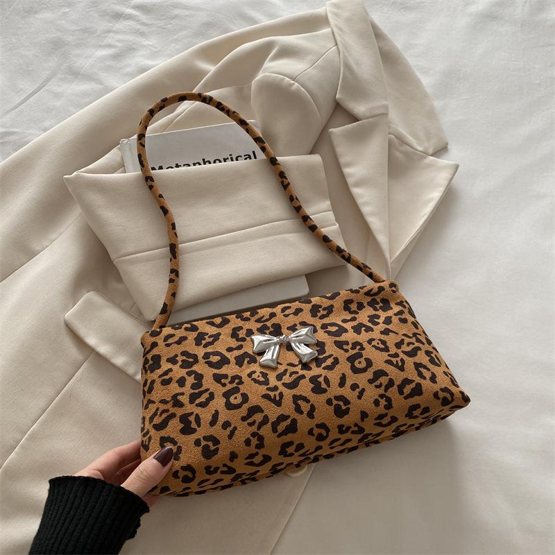 

Internet celebrity fashion bow shoulder bag 2025 spring new versatile ins armpit bag this year popular small square bag