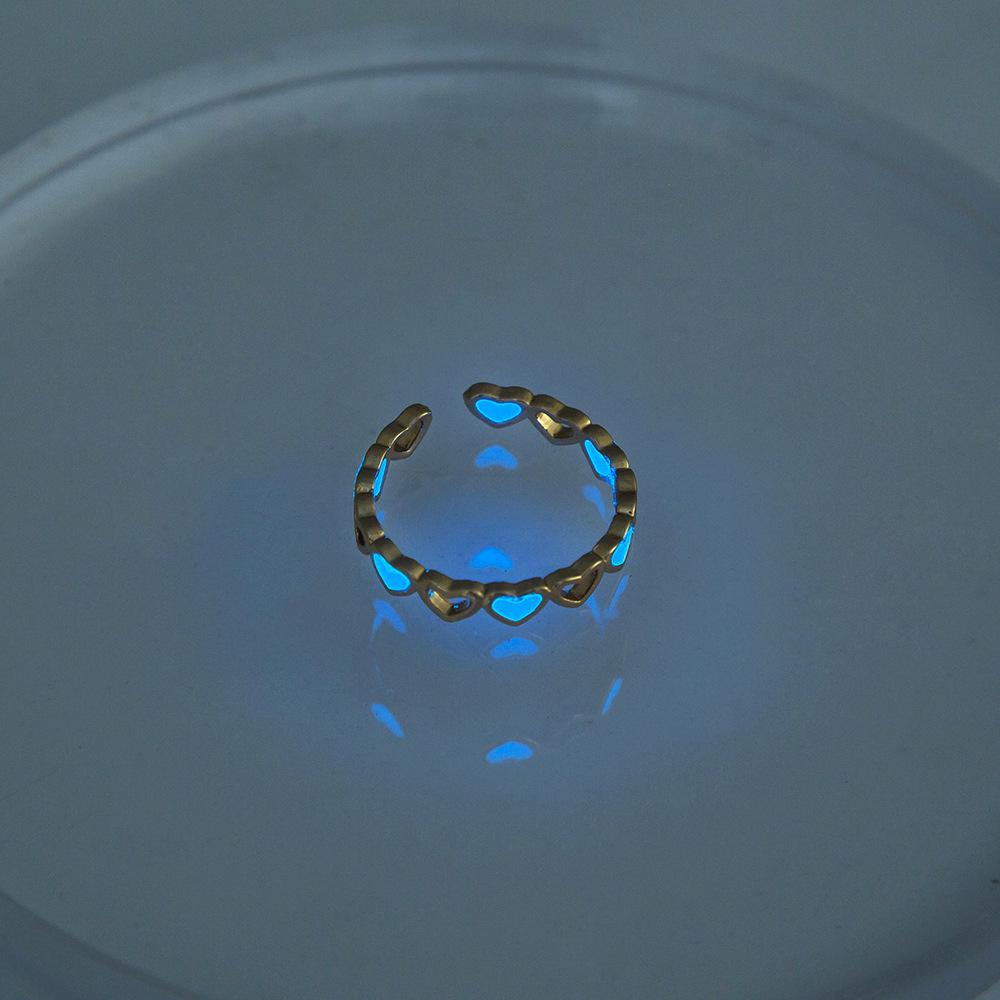 

Glow-in-the-Dark Star Ring: Creative luminous accessory for both male and female students to brighten up your style! Adjustable