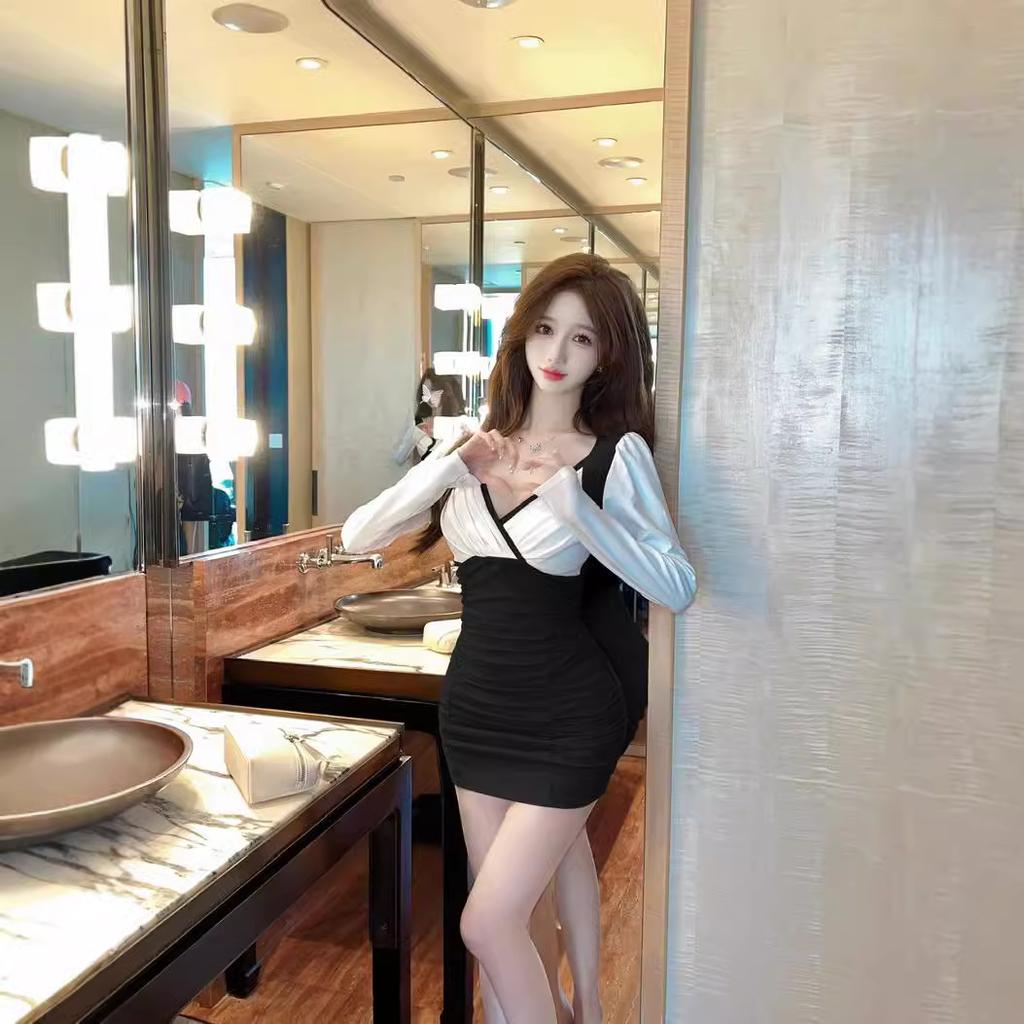 Contrasting color splicing sexy low-cut high-elastic cotton slim-fitting and thin long-sleeved pleated hip-wrapped bottoming dress women