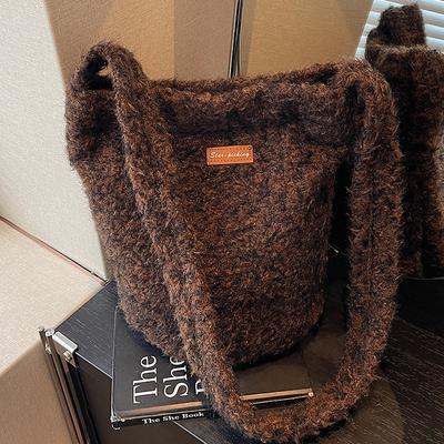 2025 Autumn New Retro Old Money Wind Plush Large Capacity Bucket Bag Fashionable One Shoulder Casual Messenger Bag Women