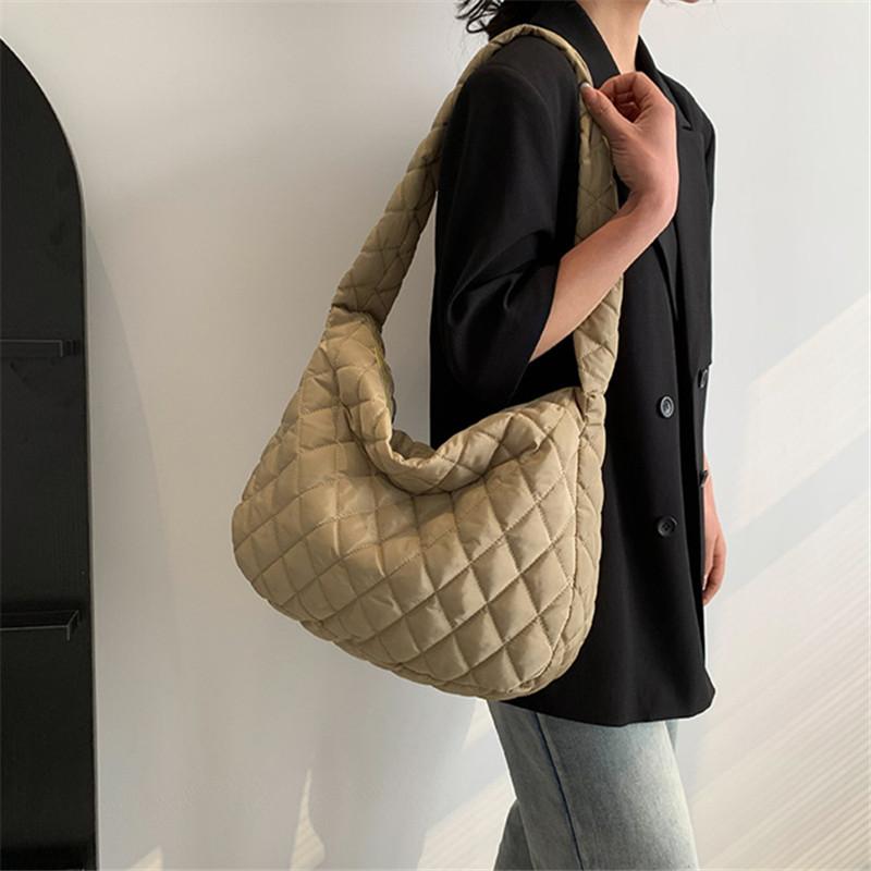 Lebendige Stepp-Hobo-Tasche Verspielte Rautenstepp-Schlauchige Schulter-Crossbody-Tasche, Schick & Perfekt für Frauen zur Aufwertung täglicher Outfits