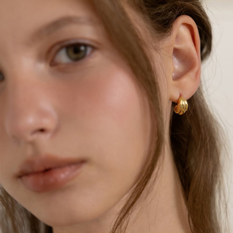 Tatiana Bold Curve Shell Earrings EC3250