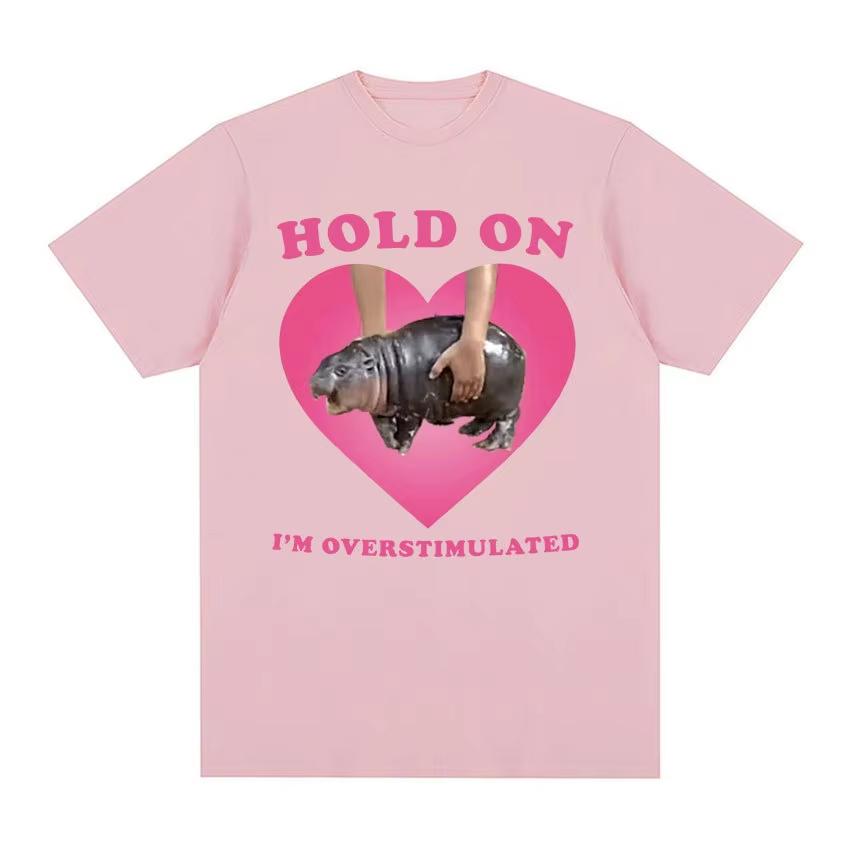 2026 Moo Deng Hold On Im Overstimulated Pink Heart Baby Hippo Funny Meme T Shirt Unisex Unisex Vintage Harajuku Cotton TShirt