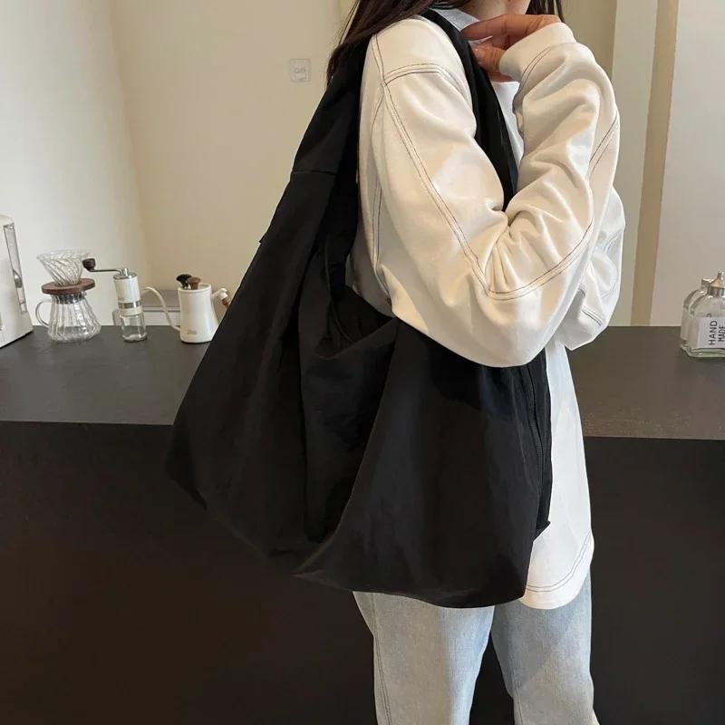 Women's Nylon Shoulder Bag with Zipper Solid Color High Capacity Casual Interior Compartment Fashion