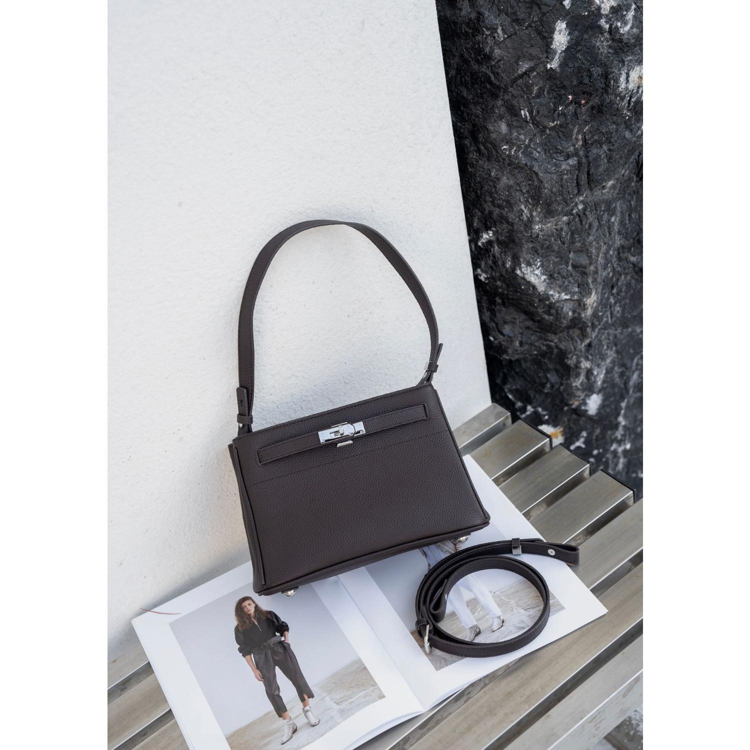 

Квадратная сумка из коровьей кожи Популярная модная сумка через плечо Практичная версия Сумка с замком из мягкой кожи Уникальная личность темно-коричневого